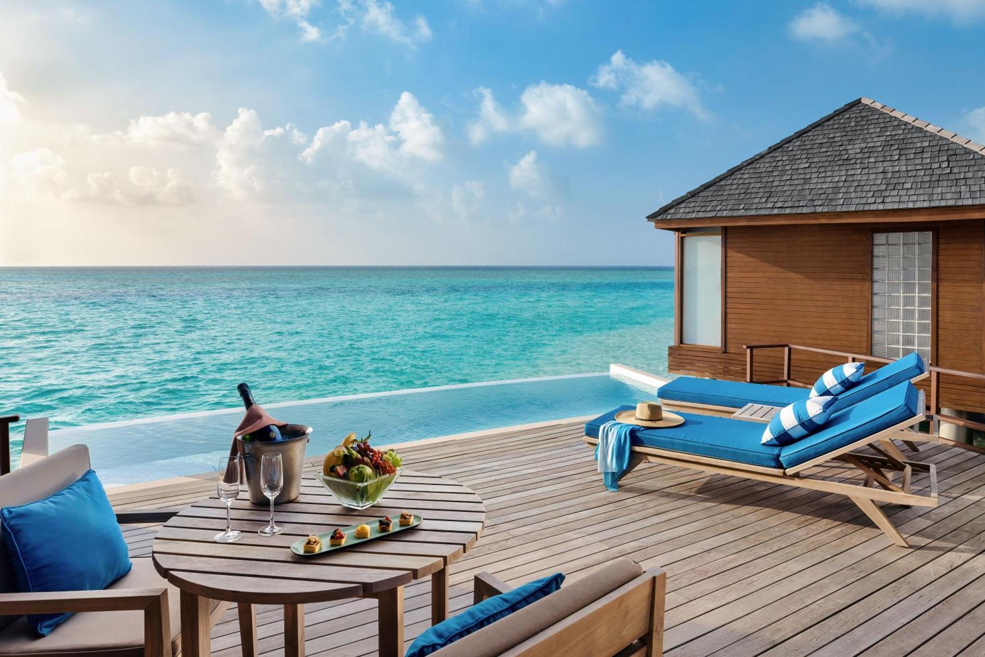 Casa de Luxo sobre a Água com Piscina e Vista do Pôr do Sol